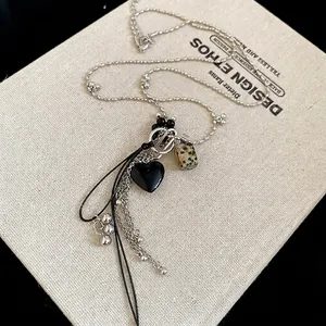 Collana a sfere d'argento con pendente a cuore nero e dettaglio in pietra quadrata