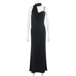 Détail d'une robe noire présentant une encolure asymétrique avec écharpe décorative de cou
