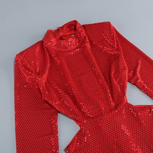 Détail du tissu à paillettes rouges avec col montant et découpe à la taille d'une robe