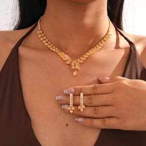 Détail du collier à pendentif épi de blé en zircon et boucles d'oreilles sur le cou du mannequin