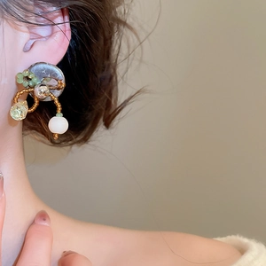 Vue détaillée de boucles d'oreilles rétro ethniques avec perles en bois sur modèle