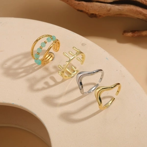Set aus vier Vintage Wellen-Kronen-Ringen mit Natursteinen in Gold- und Silberoptik