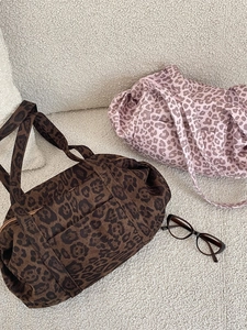 Fashionable leopard print suede tote bag with large capacity for travel or gym use