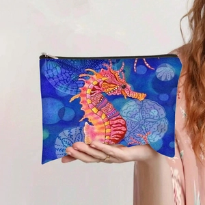 Détail de la trousse de maquillage en toile avec imprimé hippocampe et fermeture éclair