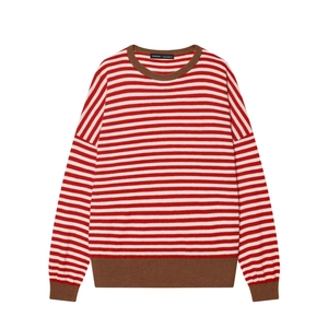 Pull classique en laine à rayures rouges et blanches avec col rond et poignets marrons
