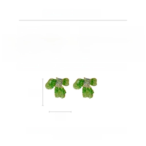 Detailed infographic showing size 2.2x2cm and 4.7g weight of green flower stud earrings