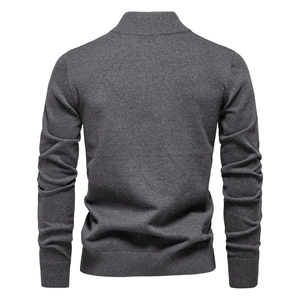 Vue arrière du pull en maille gris foncé pour homme avec col montant et coupe ajustée