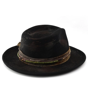 Detailansicht des schwarzen Vintage-Filzhuts mit Perlenband, Feder und Used-Look-Struktur