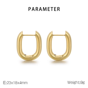 Detailed view of U-shaped gold earrings with measurements 23x18x4mm and 9g weight