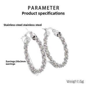 Détail macro des boucles d'oreilles créoles tressées de 30mm en acier inoxydable