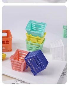 Dettaglio di mini cestini della spesa colorati in plastica con struttura a rete e manici