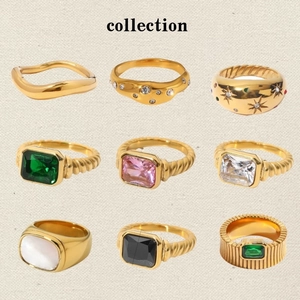 Kollektion von neun 18K vergoldeten Edelstahlringen mit bunten Zirkoniasteinen