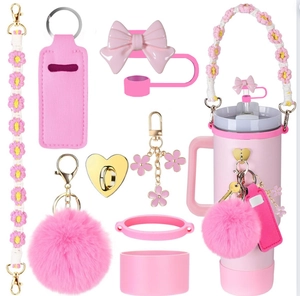 Set de accesorios rosa para termo con cubre pajita, cordón y pompón de peluche