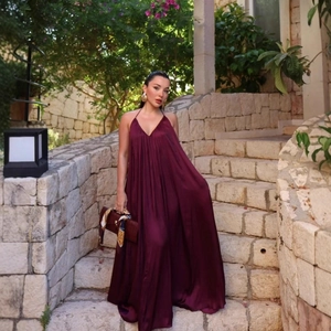 Elegante abito lungo in raso bordeaux con scollo all'americana e profondo scollo a V