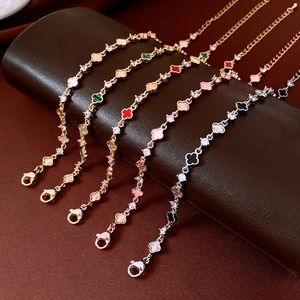 Vista dettagliata dei braccialetti a quadrifoglio con zirconi e motivi a quadrifoglio