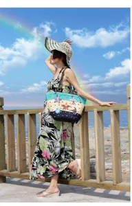 Détail du sac de plage bohème en paille avec broderie étoile de mer et tenue d'été