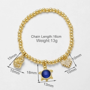Detail eines Goldperlenarmbands mit Zirkon-Herz, Schildkröte, Muschel-Anhängern und Maßen