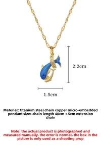 Dettaglio del ciondolo a delfino in titanio 2,2x1,5cm con smalto blu e misure