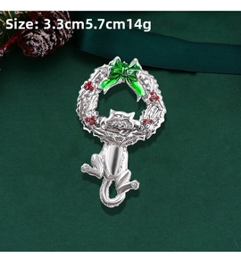Detailed size view of a Christmas cat wreath brooch with measurements 3.3cm by 5.7cm