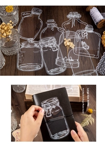 Makrodetail weißer PET-Aufkleber mit Glaswaren-Linien auf schwarzem Journaling-Heft