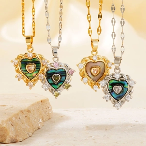 Collane con pendente a cuore con intarsio in conchiglia e zirconi in finitura oro e argento