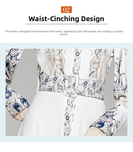 Détail d'une robe à imprimé cachemire vintage avec ceinture à boucle carrée en tissu assorti