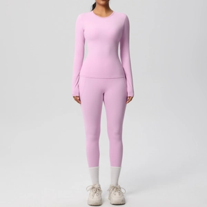 Vue de face de l'ensemble de yoga rose respirant avec haut ajusté et legging sport