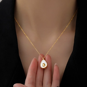 Collier avocat en titane plaqué or 18K avec incrustation de nacre blanche pour femmes