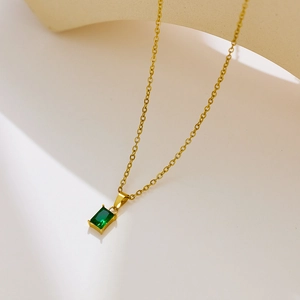 Μίνιμαλ επιχρυσωμένο κολιέ 18k με τετράγωνο σμαραγδένιο μενταγιόν από ζιργκόν