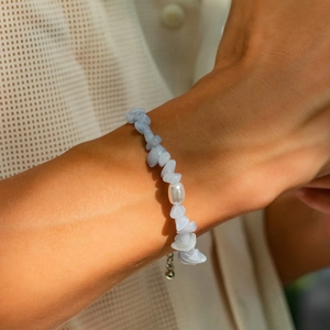 Irregular turquoise and pearl beaded bracelet for men with secure metal clasp