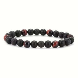 Makro-Detail des Perlenarmbands aus natürlichem Tigerauge, Lavastein und Onyx