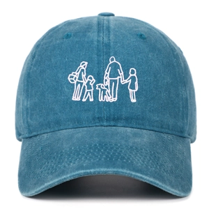 Détail de la broderie silhouette sur une casquette de baseball en coton bleu délavé