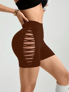 Détail du short de fitness taille haute avec design ajouré latéral en marron caramel