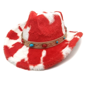Détail du chapeau de cow-boy en peluche vache rouge avec bande ornée de turquoises
