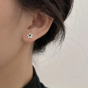 Minimalist S925 sterling silver flower stud earrings with black and white stones