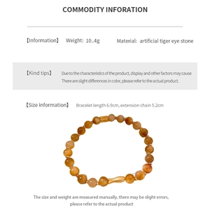 Vue détaillée du bracelet en perles d'œil de tigre synthétique avec taille et poids