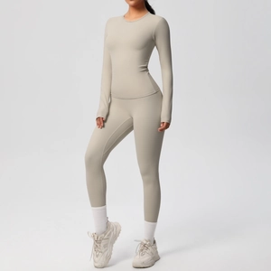 Dettaglio del set yoga color avena con top a maniche lunghe, fori per i pollici e leggings alti