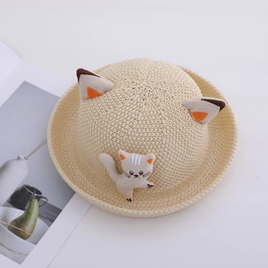 Détail d'un chapeau de paille pour enfant avec oreilles de chat et broderie style été