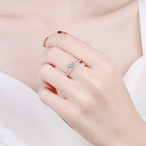 Classic S925 sterling silver ring with princess cut moissanite stone on female finger