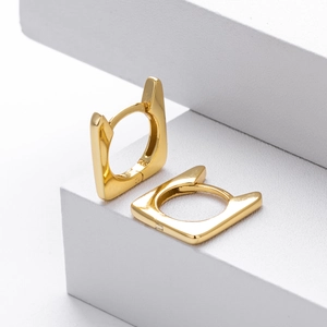 Dettagli macro di orecchini a cerchio S925 in argento dorato con design a orecchie di gatto