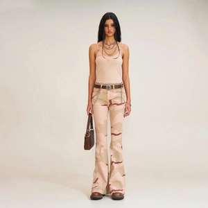 Ganzkörperansicht der Vintage Y2K Camouflage Schlaghose mit beigem Tanktop Outfit