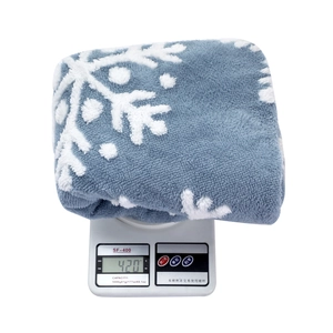 Blue snowflake flannel Christmas tree skirt weighing 420g on a scale, soft plush decor
