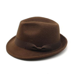 Dettaglio di un cappello fedora in lana marrone con nastro in gros-grain e fiocco piatto