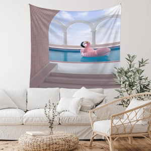 Detail eines böhmischen Landschaftswandteppichs mit Flamingo-Design über einem Sofa