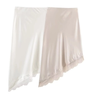 Détails de jupes en satin blanc et champagne avec bordure en dentelle et texture soie