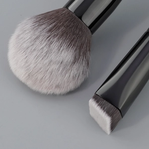 Kit de pinceaux de maquillage noirs avec pinceau poudre flamme et pinceau fond de teint