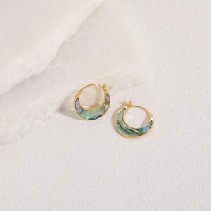 Dettaglio orecchini a luna in oro 14K con intarsio in conchiglia di abalone su pietre bianche