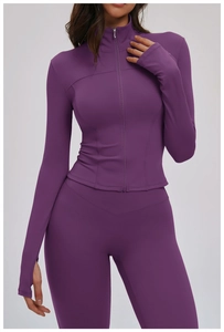 Detailansicht der dunkelvioletten Yoga-Jacke mit Daumenlöchern und Stehkragen-Reißverschluss