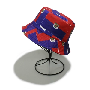 Détail d'un chapeau bob imprimé drapeau d'Haïti avec motifs rouge et bleu sur tissu en coton