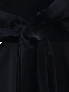 Détail de la texture du nœud en velours noir doux et du nouage élégant sur le haut